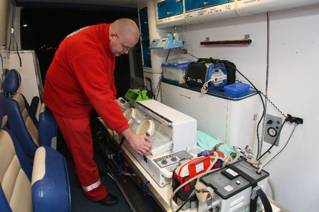 Szkoda byłoby, żeby taki nowoczesny ambulans stał niewykorzystany &#8211; mówi Łukasz Zieliński, pielęgniarz z zespołu wyjazdowego karetki neonatologicznej w Świętokrzyskim Centrum Ratownictwa Medycznego i Transportu Sanitarnego w Kielcach.