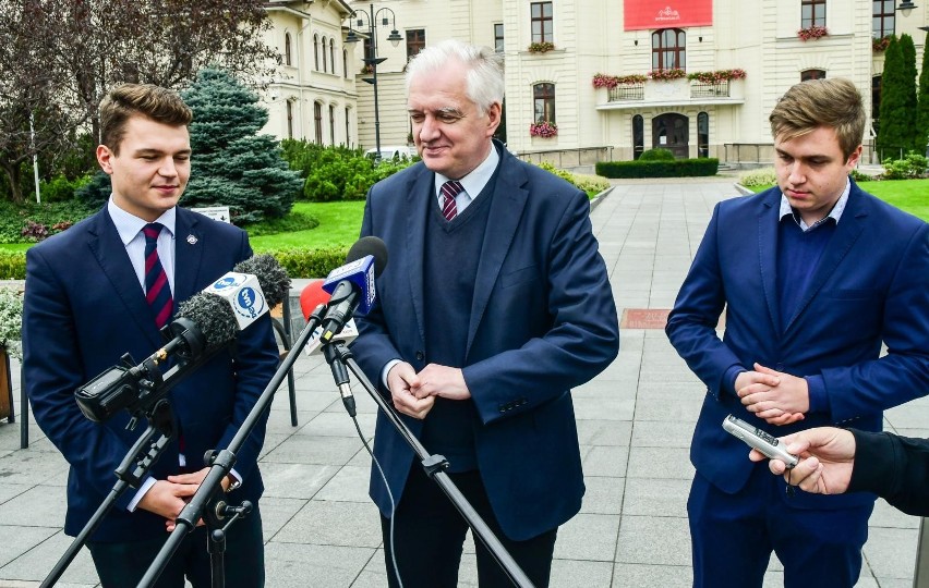 Jarosław Gowin w towarzystwie działaczy i dziennikarzy na...