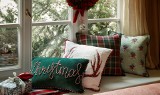 Dekoracje świąteczne do salonu, kuchni i sypialni. Najmodniejsze ozdoby na Boże Narodzenie 2022. Zobacz, jak tanio udekorować dom