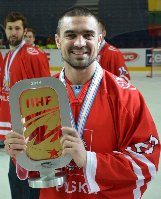 Rafał Dutka to podstawowy obrońca sanockiej drużyny i reprezentacji Polski. Na zdjęciu w jej koszulce po wygranej w MŚ dywizji IB w Wilnie.