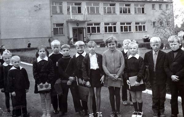 Początek roku szkolnego 1970/1971 w Kulnie. Szkoła powstała...