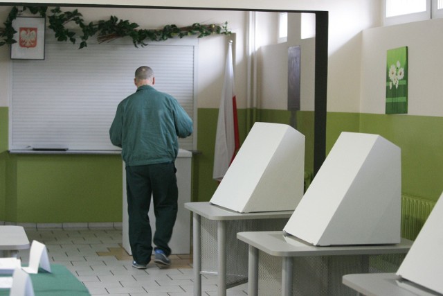 Za nami wybory do Parlamentu Europejskiego 2019 w Poznaniu. Sprawdziliśmy, jak głosowali więźniowie w Areszcie Śledczym w stolicy Wielkopolski. Uprawnionych do głosowania było tam 660 osób. Swój głos oddało 313 osadzonych. 10 głosów było nieważnych. Zobacz wyniki wyborów przy ul. Młyńskiej. Kto zdobył najwięcej głosów? Przejdź dalej --->