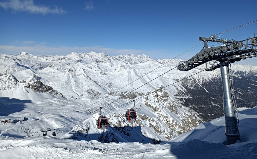Ośrodki narciarskie w Alpach kuszą wielu narciarzy, także z...