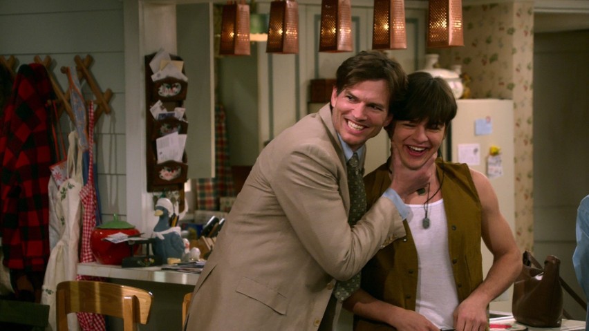 „Różowe lata 90.”. Kultowy serial z Ashtonem Kutcherem i Milą Kunis powrócił na Netflix. Sprawdź opinie widzów. „Red i Kitty są nie do zastąpienia”