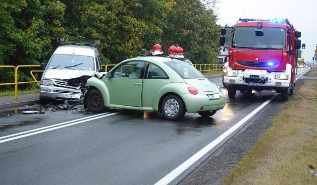 Zderzenie dwóch aut osobowych na odcinku DK5 w Kołaczkowie. Kierująca Volkswagenem New Beetle najprawdopodobniej nie dostosowała prędkości do panujących warunków drogowych i uderzyła w Citroena Jumpy. Kobietę odwieziono do szpitala. Ruch w miejscu wypadku prowadzony był wahadłowo.Pogoda na dzień (04.10.2016)  | KUJAWSKO-POMORSKIETVN Meteo Active