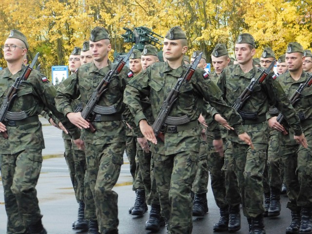 W sobotę w Centrum Szkolenia Sił Powietrznych w Koszalinie odbyła się uroczysta przysięga żołnierzy służby przygotowawczej. Zobaczcie nowe zdjęcia!