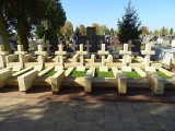 Zakończyły się prace konserwatorskie przy kwaterze II Wojny Światowej na cmentarzu w Zwoleniu. Odnowiono 40 nagrobków. Zdjęcia