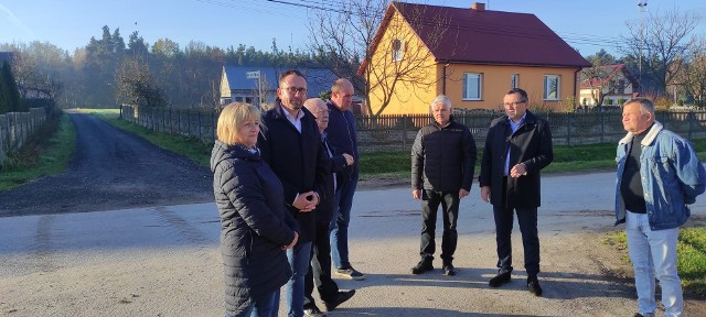 W Mzurowie, Brzegach oraz w Żarnikach wybudowano nowe chodniki. Więcej na kolejnych zdjęciach.