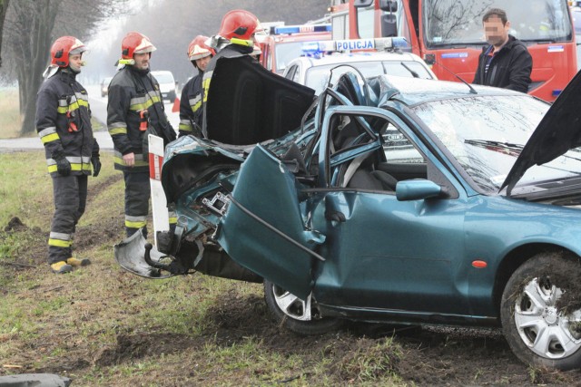 Wypadek k. Sycewic. Wpadł w poślizg i uderzył w drzewo.