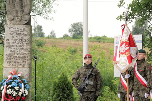 Uczestnicy Marszu Szlakiem I Kompanii Kadrowej w Michałowicach zatrzymali się na apelu w miejscu obalenia słupów granicznych oraz w dworze michałowickim u rodziny Lorentzów