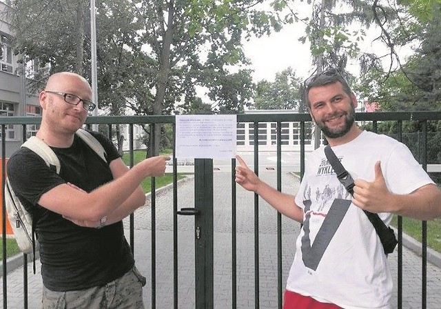 Tomasz Borejza i Grzegorz Krzywak z portalu Krowoderska.pl postanowili zadrwić z całego zamieszania i wywiesili przy szlabanie żartobliwy opis. W ten sposób chcieli pokazać urzędnikom absurdalność sytuacji