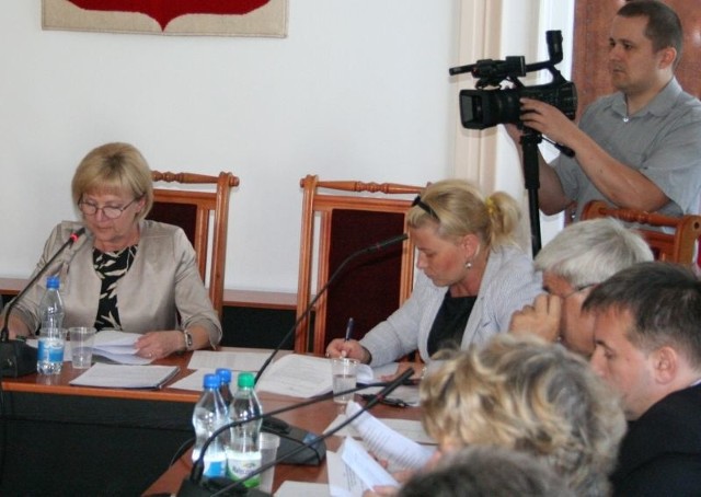 Przewodnicząca Hanna Sasinowska (z lewej) jest &#8211; jak na razie - nie do odwołania