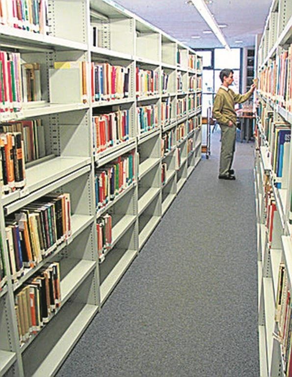 Nowości książkowe sprawiają, że więcej łodzian zapisuje się do bibliotek, a czytelnicy wypożyczają wiecej pozycji.