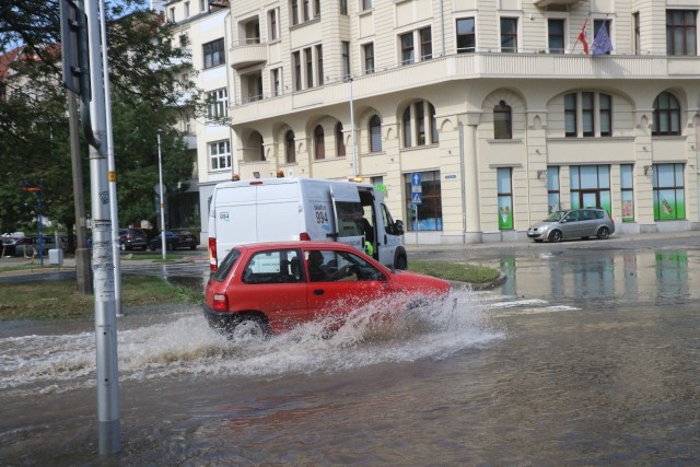 Poważna awaria wodociągowa we Wrocławiu. Wiele miejsc bez wody. Ulica Zaporoska zalana