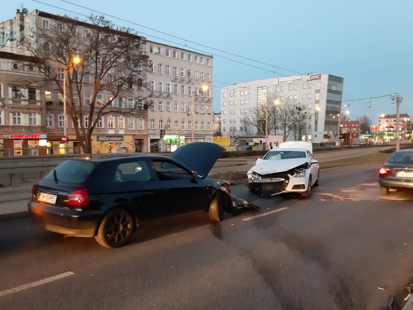 Wypadek na mostach Warszawskich. Utrudniony przejazd (ZDJĘCIA)