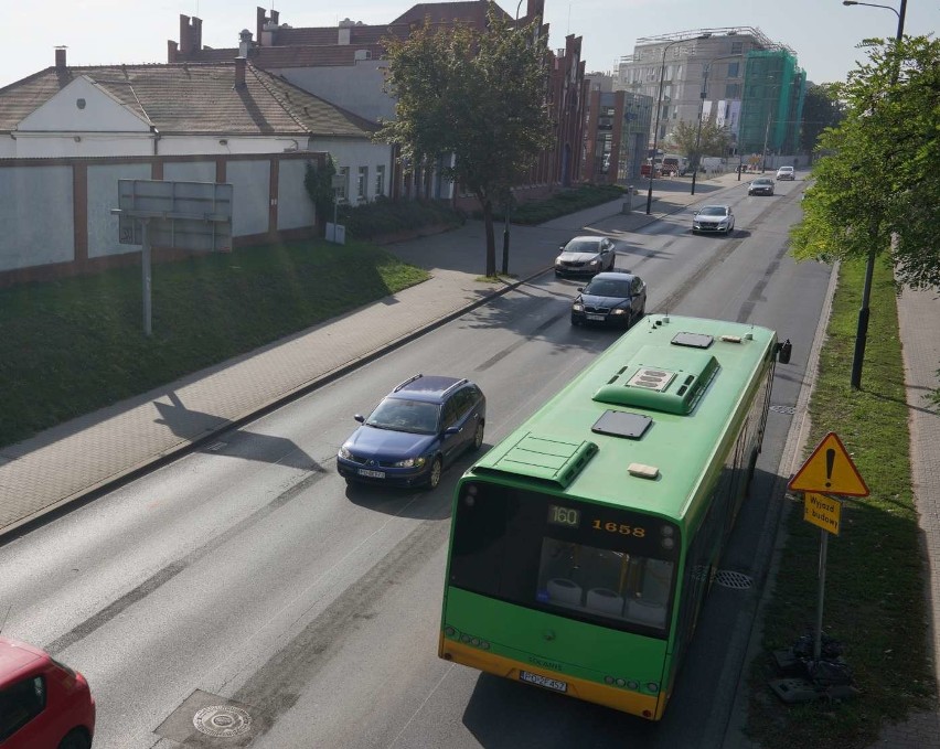 W pierwszym etapie drogowcy frezowali nawierzchnię jezdni,...