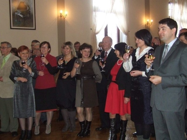 Lampką szampana wzniesiono toast za pomyślność w 2012 roku