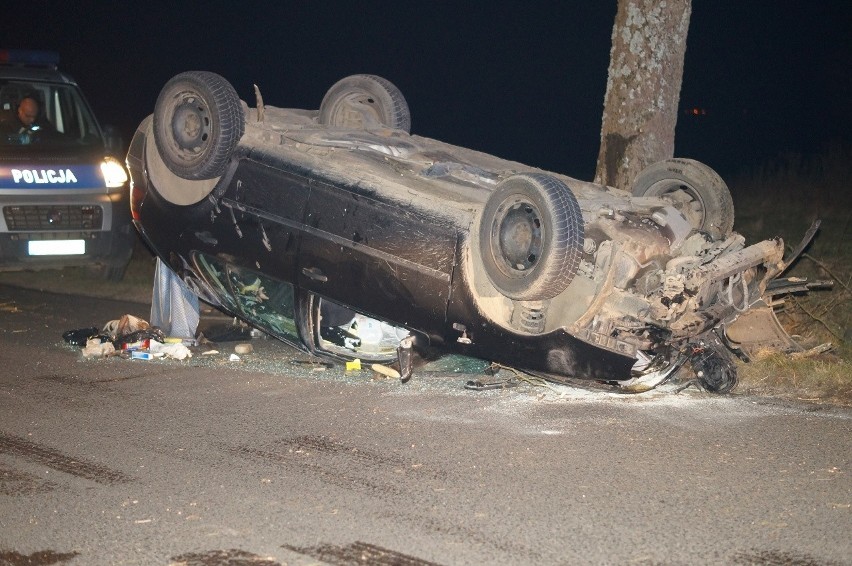 Kolizja koło Łosina. Uderzył w drzewo, auto dachowało