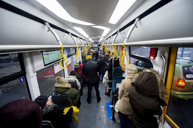 Pierwszy tramwaj moderus gamma wyruszył w czwartek na trasę i wozi pasażerów. O godzinie 14.08 wyjechał z zajezdni na Franowo, obsługując linię nr 16. Jakie linie będą obsługiwać gammy od początku 2019 roku? Przejdź dalej, zobacz kolejne zdjęcia i sprawdź --->