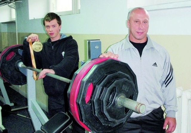 Ci dwaj skromni łomżyniacy: Zbigniew Turowski (z prawej) i jego wychowanek Mateusz Kalinowski zdobyli złote medale na Mistrzostwach Świata w Trójboju Siłowym w Trnavie na Słowacji.