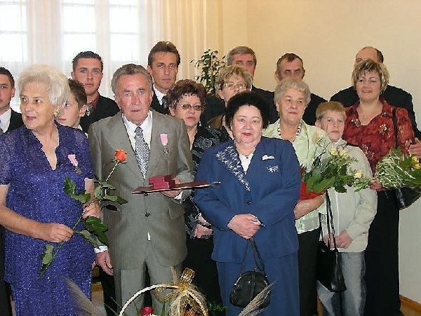 Irena i Leonard Blejderowie w otoczeniu rodziny.