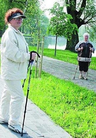 Elżbieta Boguska (po lewej) mija się w drodze z panią Danutą. Nordic walking to sposób na zdrowie.