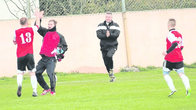 Mariusza Gralaka (w środku) cieszą stałe postępy jakie robią jego zawodnicy z Nowego.