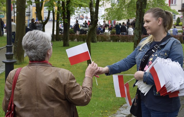 W Miastku uroczystości związane z rocznicą Narodowego Święta Konstytucji 3 Maja rozpoczęły się mszą w intencji Ojczyzny w kościele Miłosierdzia Bożego. Po niej nastąpił przemarsz pod Pomnik Narodu Polskiego. Tam z okolicznościową przemową wystąpił burmistrz Miastka Roman Ramion, były występy artystyczny, złożono kwiaty i wieńce. (ang)