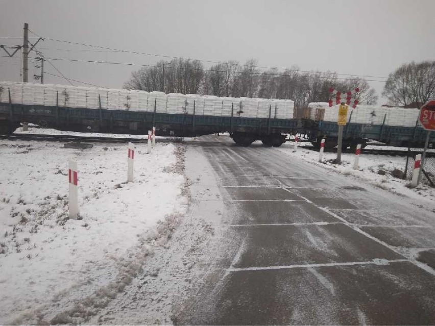 Wypadek w Czarnowcu: osobówka zderzyła się z pociągiem