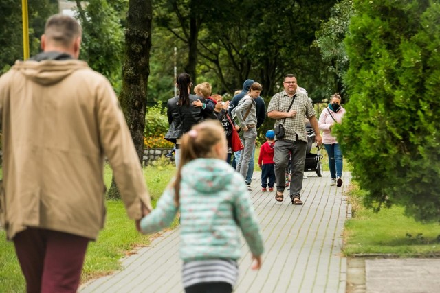 Sytuacja demograficzna w Polsce wciąż się nie poprawiła. Przez ostatni rok liczba ludności spadła o prawie 200 tysięcy. Liczba urodzeń pozostaje niższa, a zgonów - wyższa. Jak rząd chce to poprawić? W galerii przedstawiamy przegląd najnowszych programów, które z założenia mają zachęcać Polaków do rodzenia dzieci.Według najnowszych danych GUS w maju 2021 roku w Polsce narodziło się 27,5 tys. dzieci, a miesiąc później - 28,8 tys. Wyniki są niższe o 6 i 7 procent w porównaniu do 2020 roku i o 13 i 8 proc. w porównaniu do średniej dla tych miesięcy z ostatnich dziesięciu lat.W ciągu ostatnich dwunastu miesięcy w Polsce na świat przyszło 344 tys. dzieci. To rekordowo niski wynik w danych GUS, które zbierane są od lat 50 (za bankier.pl). Jak rząd chce zachęcać Polaków do zakładania dużych rodzin? Sprawdźcie w dalszej części galerii!