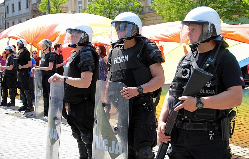 Marsz Równości kontra narodowcy. Dwie manifestacje spotkały się na Rynku [NOWE ZDJĘCIA, WIDEO]