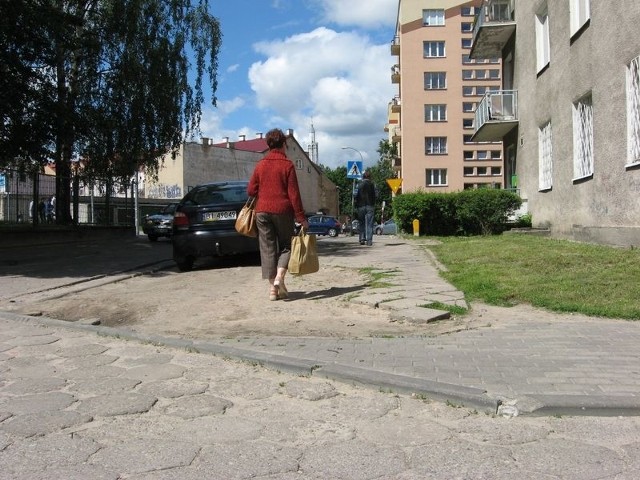 Mieszkańcy bloku przy ul. Piłsudskiego 16 potykają się na dziurawym chodniku. Aby rozwiązać problem wystarczyłoby położyć 10 metrów polbruku.