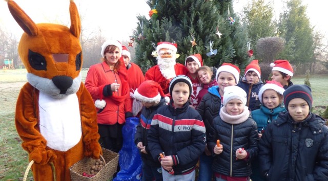 Mikołaj i Wiewiórka - z prezentami - odwiedzili uczniów szkoły z Cudzynowic, a piątkowe mikołajki udały się na piątkę z plusem!