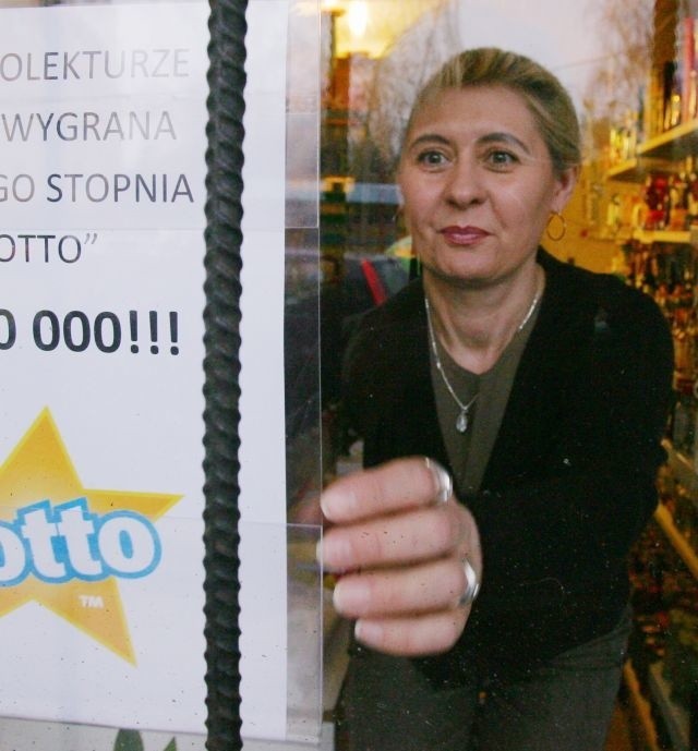 Osoba, która wygrała 7 mln zł, na razie zachowuje anonimowość. Na zdj. Małgorzata Pudło, właścicielka sklepu i kolektury przy ulicy Kiepury na lubelskim Czechowie.