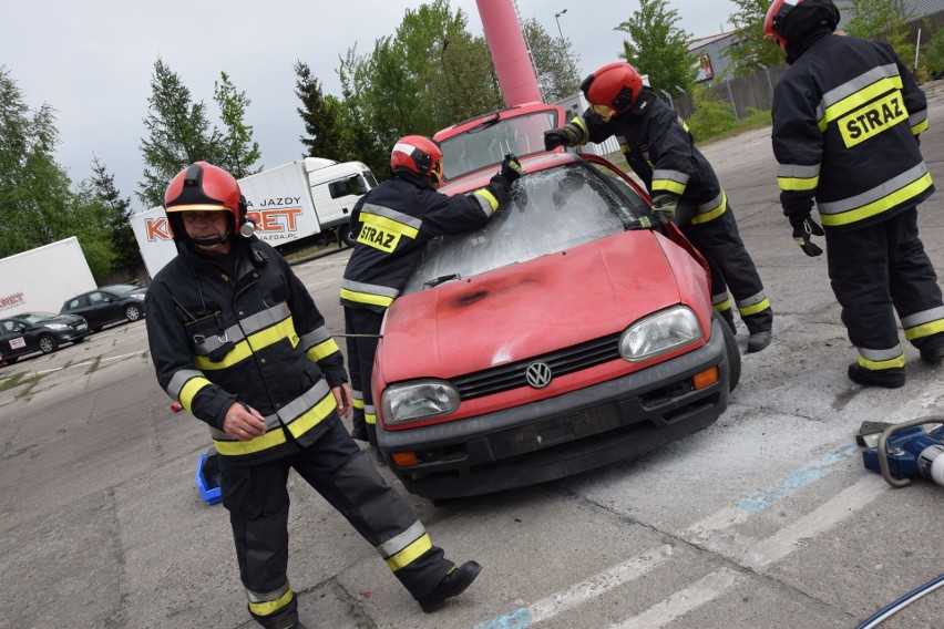 Praktyczny pokaz gaszenia płonącego auta dali w Szczecinku...