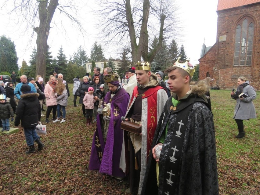 Orszak Trzech Króli w Policach. Trzej królowie przyjechali do Dzieciątka bryczką [WIDEO, ZDJĘCIA]