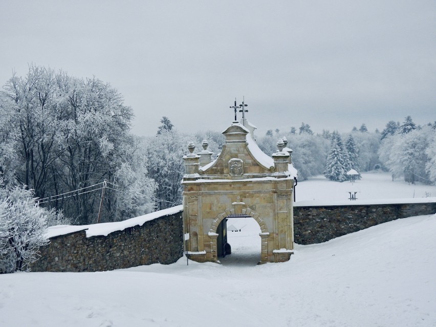 Klasztor na Świętym Krzyżu w zimowej odsłonie. Zobacz bajeczne zdjęcia