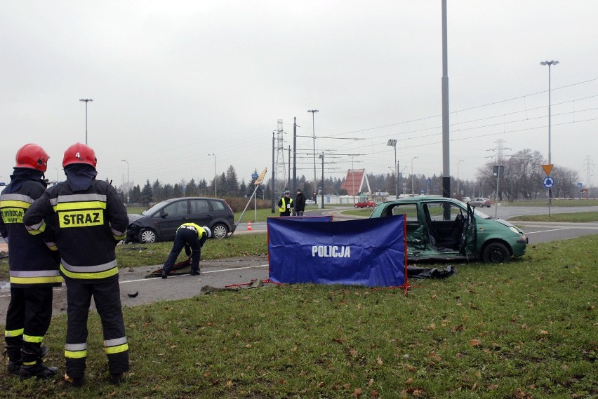 Śmiertelny wypadek na Przybyszewskiego. Kierowca został wyrzucony z samochodu [ZDJĘCIA+FILM]