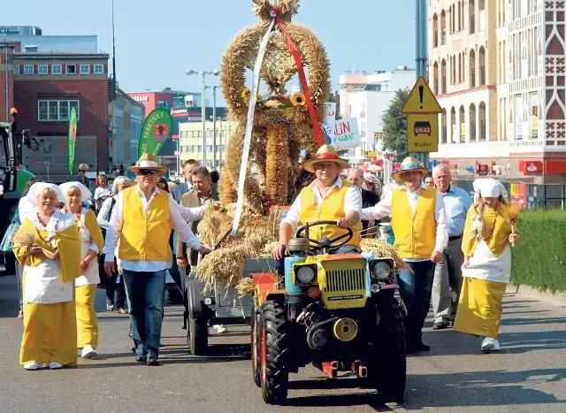 Korowód dożynkowy, tak jak ten ubiegłoroczny, wyruszy z  kosza - lińskiej katedry, by o godz. 13 dotrzeć na plac przed amfiteatrem