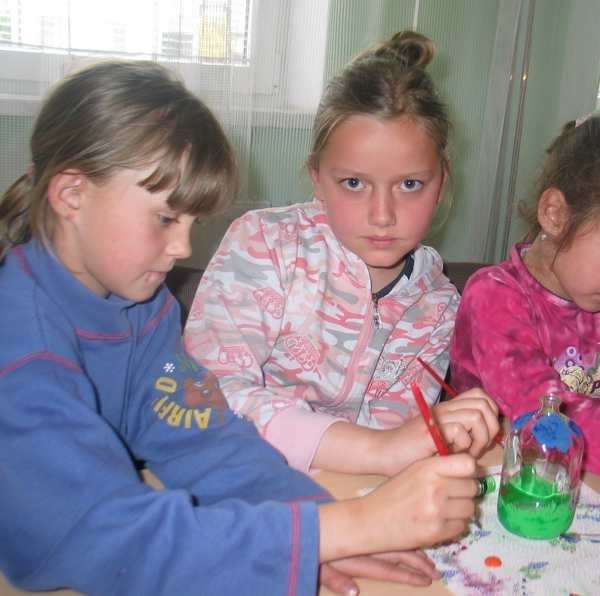 Dziewczynki z Promyka: Paulina Zając (od lewej), Maja Odważny, Klaudia Włodarczyk i Karolina Safian malują na szkle