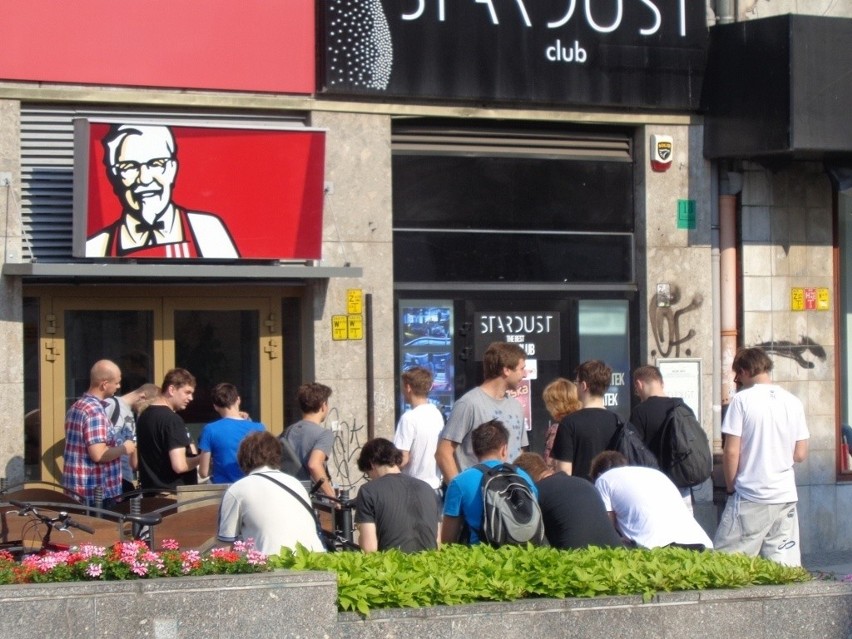 KFC przy Świdnickiej znów otwarte. Tłumy w kolejce po "kubełek" za złotówkę (ZDJĘCIA)