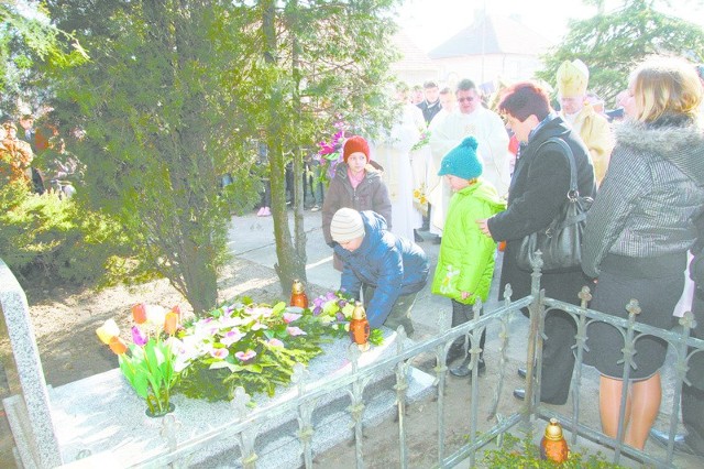 Na grobie ks. Brommera uczniowie złożyli wieńce i kwiaty.
