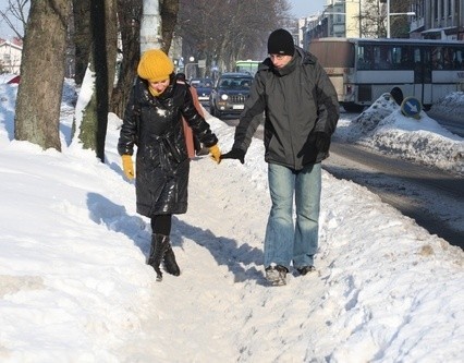 Piesi na ulicy Kołłątaja brodzą w śniegu. 