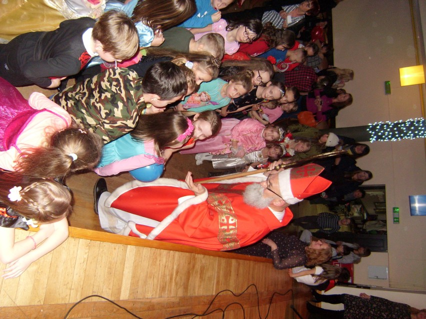 W ferie bawili się podczas balu karnawałowego w domu kultury Idalin w Radomiu. Dzieci odwiedził Mikołaj