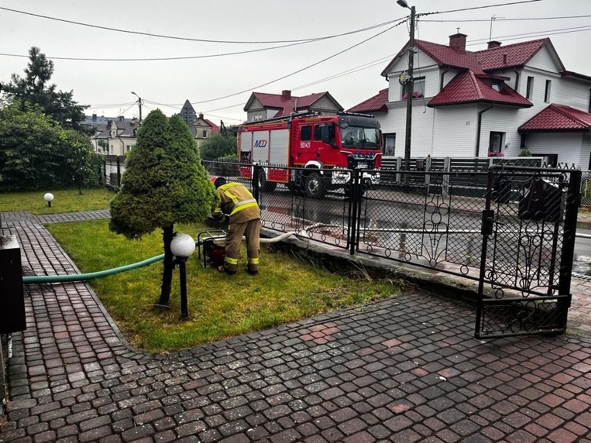 Zalane posesje i powalone drzewa w Staszowie i Szydłowie po przejściu nawałnicy. Zobacz zdjęcia 