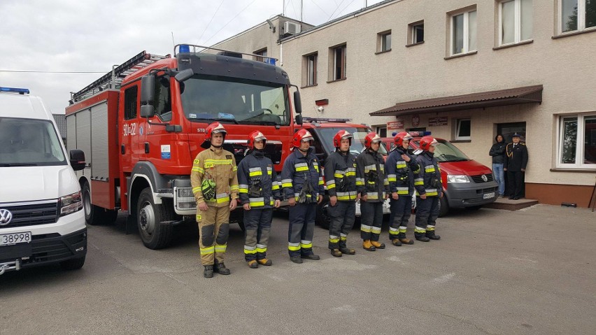 Maków Maz.: Uroczysty apel podczas zmiany służbowej w Komendzie Powiatowej Państwowej Straży Pożarnej z okazji Dnia Flagi