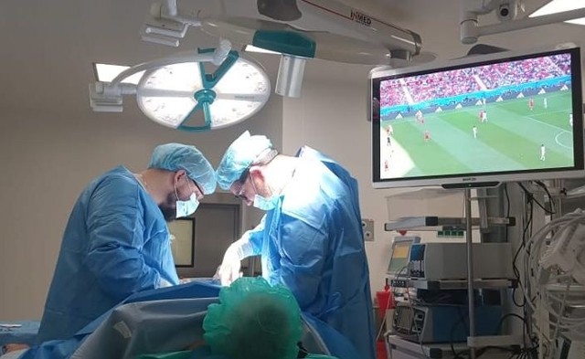 Pacjent szpitala MSWiA w Kielcach oglądał mecz podczas zabiegu. Zobacz kolejne zdjęcie