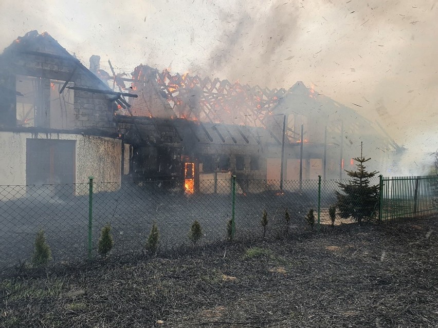 Pożar domu w Lisewie (gmina Krokowa) w czwartek 30.04.2020