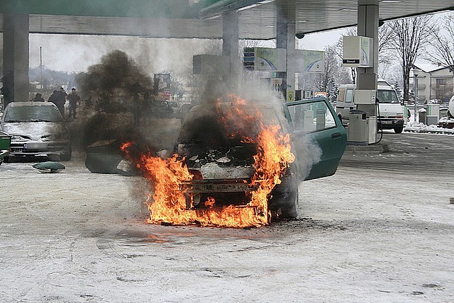 Fiat płonący na stacji paliw w Rymanowie.