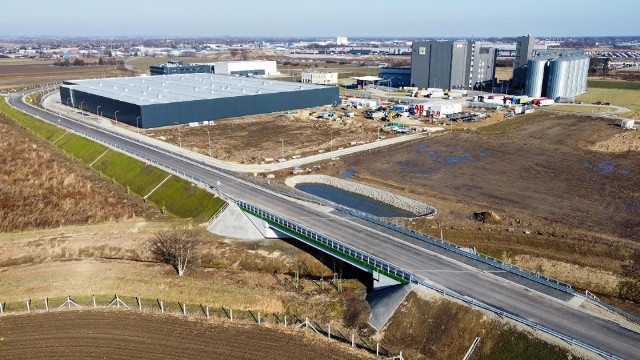 Obwodnica (I etap) Podłęża i Niepołomic połączyła autostradowy Węzeł Niepołomice z Niepołomicką Strefą Inwestycyjną. Droga za ponad 60 mln zł zostanie otwarta na początku marca 2022